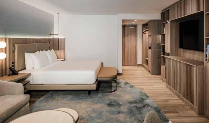Ahşap mobilyalı bir otel odası