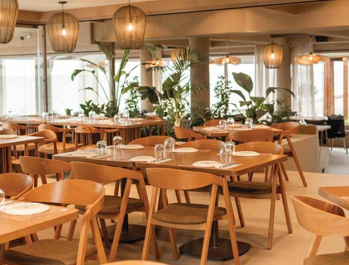 Ahşap sandalye ve masalarla bir restoran